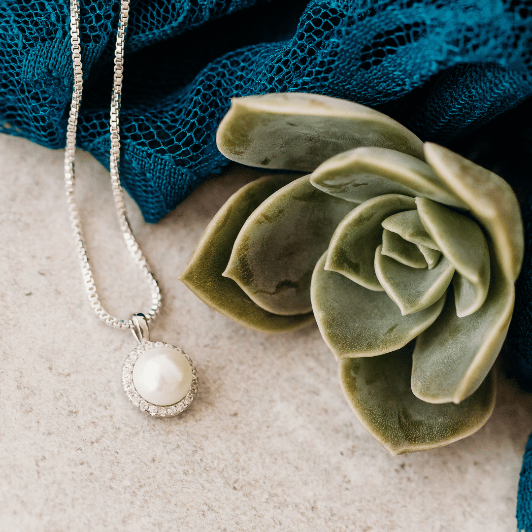 Sterling Silver Pendant Pearl with Shining Detail